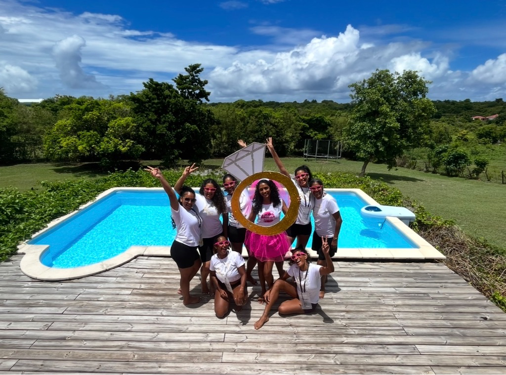 Groupe d'amies en EVJF au bord de la piscine