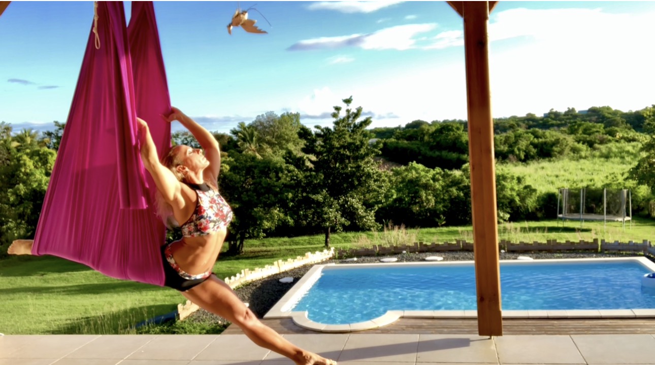 Fly Yoga — pose dans le hamac de soie face à la piscine