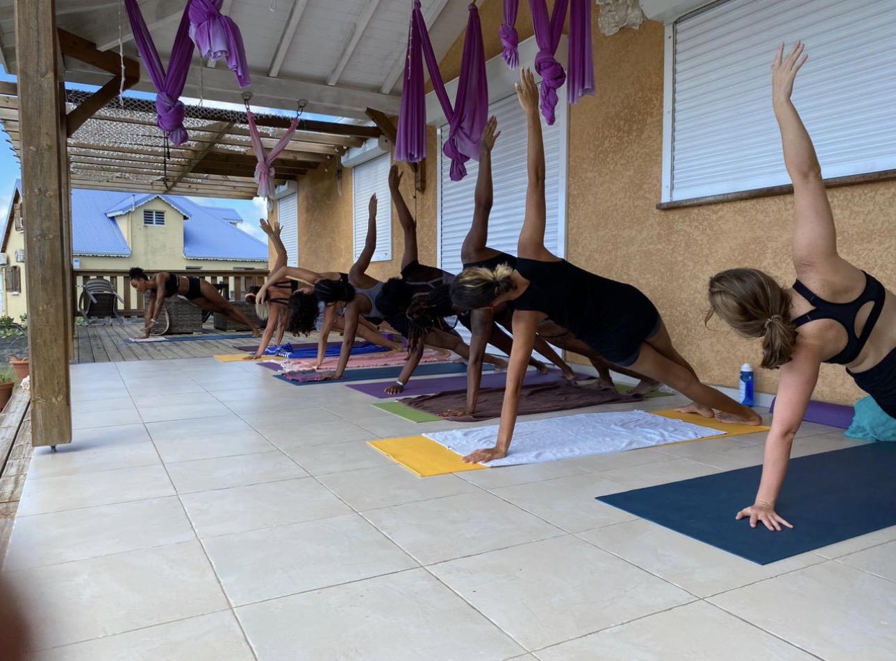 Débutante en Pole Dance en cours de groupe